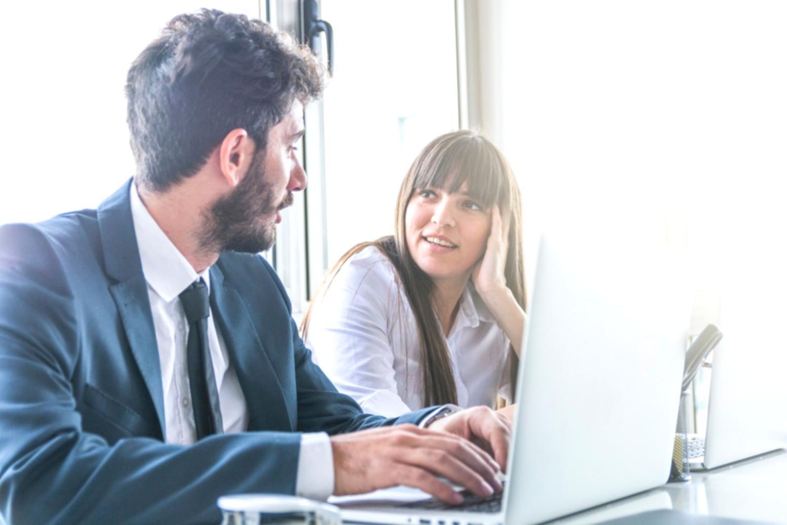 Espace de travail avec documents financiers et analyses budgétaires