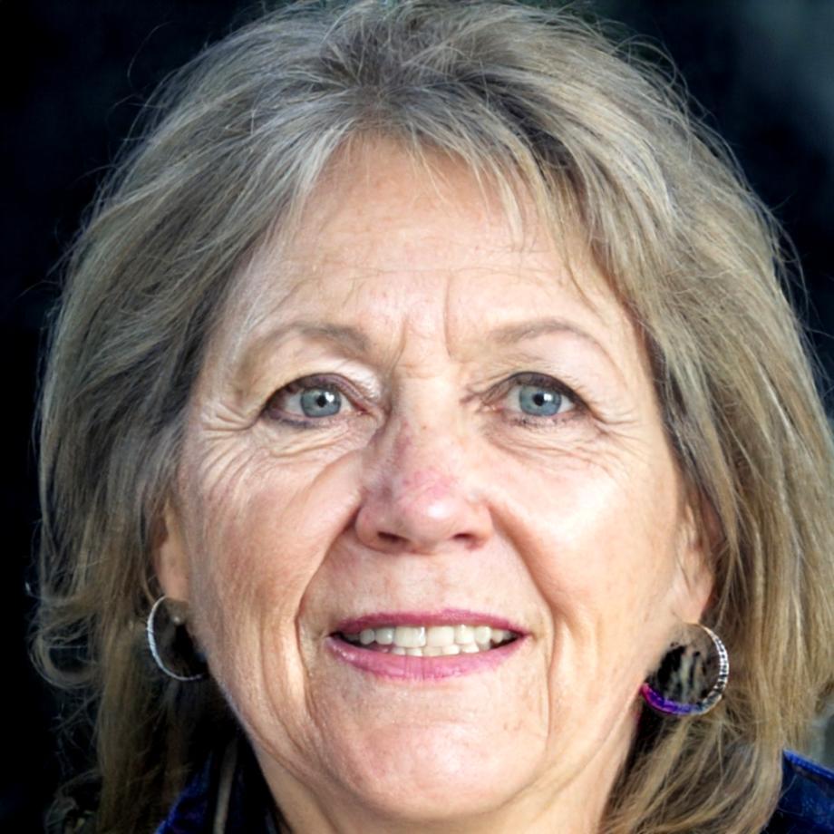 Portrait professionnel de Liora Benmiloud, spécialiste en gestion des risques budgétaires